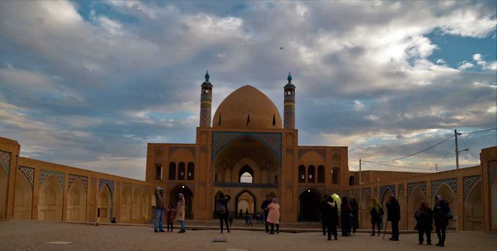Die Hauptansicht der Agha Bozorg Moschee von Kashan