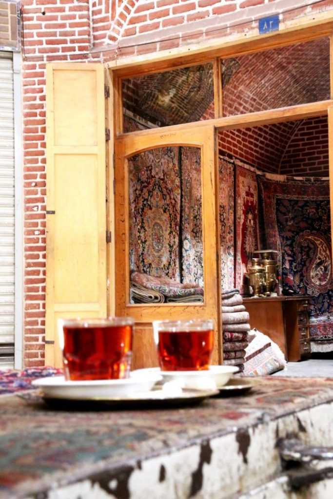 Trinken Sie traditionellen Tee in Tabriz Markt