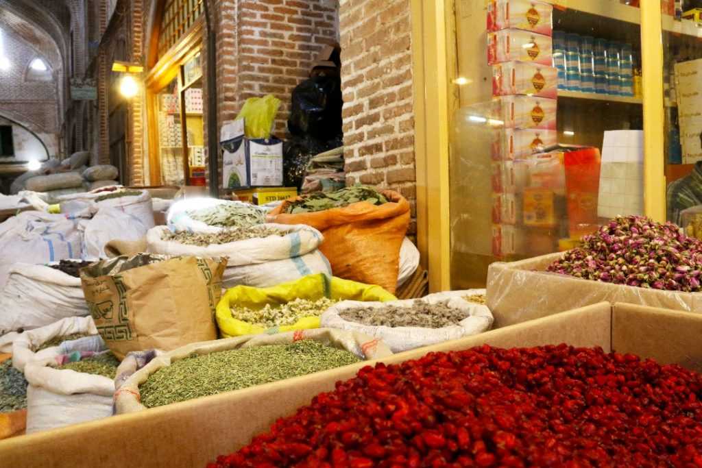 Verkauf traditioneller iranischer Gewürze in Tabriz Markt