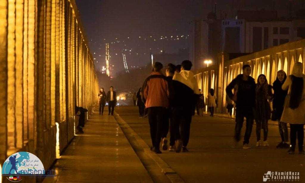 حضور مردم روی سی و سه پل اصفهان