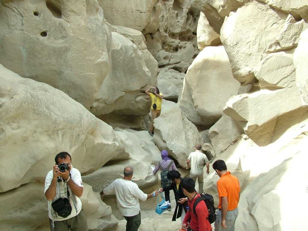Touristen in Chahkooh tal Qeshm(Qeshm Chahkooh Canyon)
