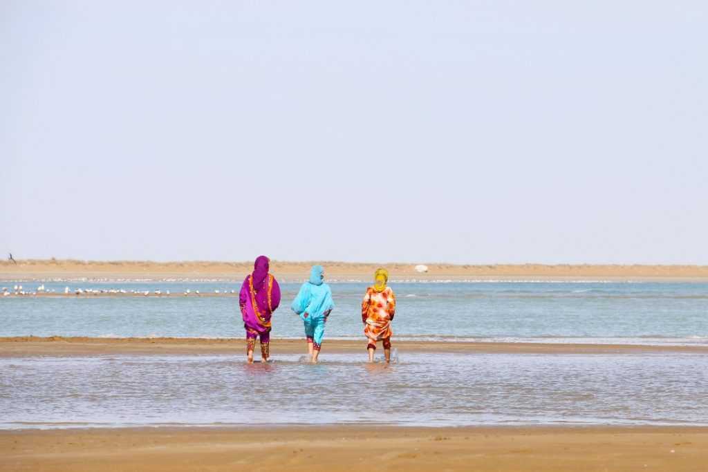 زنان چابهاری در ساحل