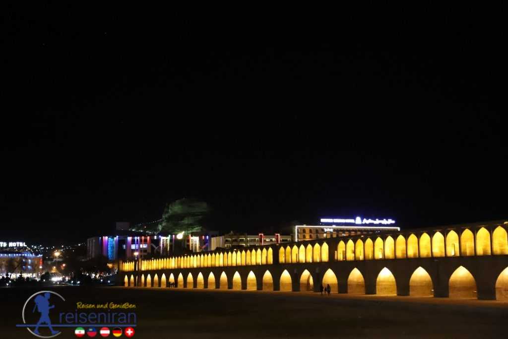 نمای سی‌و‌سه پل اصفهان در شب