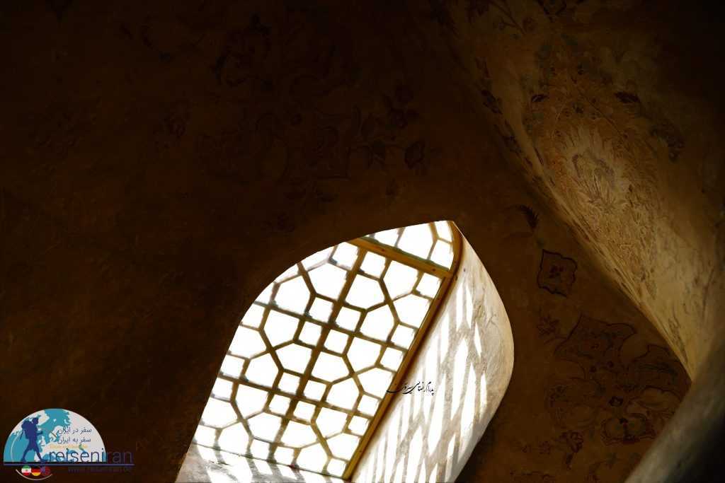 نقاشی های رنگ و رو رفته در راهرو کاخ عالی قاپو اصفهان