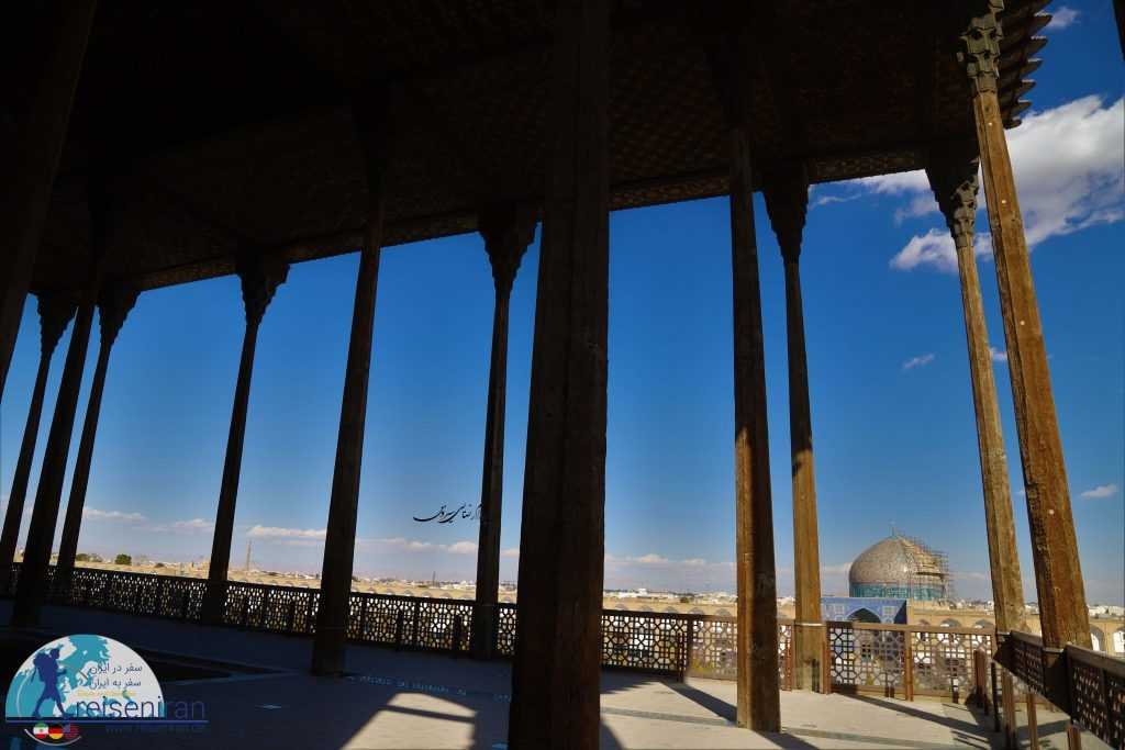 نمای مسجد شیخ لطف الله از ایوان کاخ عالی قاپو اصفهان