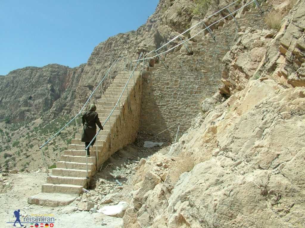 پله های دسترسی به غار شاپور