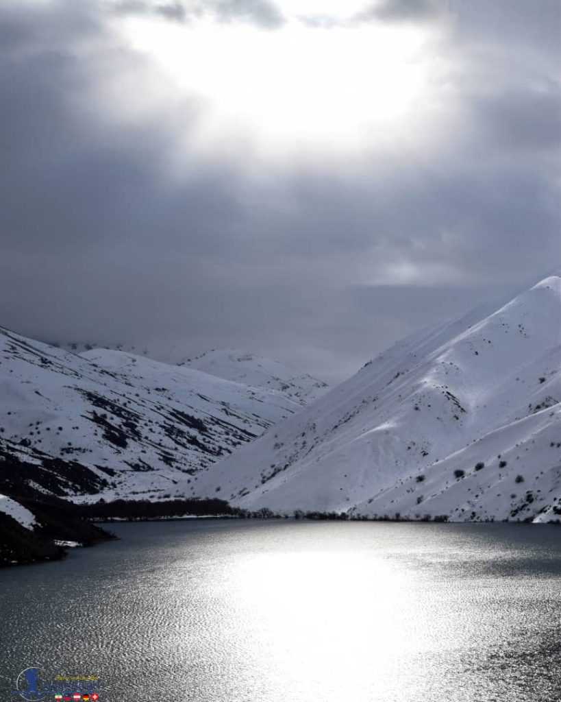 دریاچه گهر در هوای ابری زمستانی