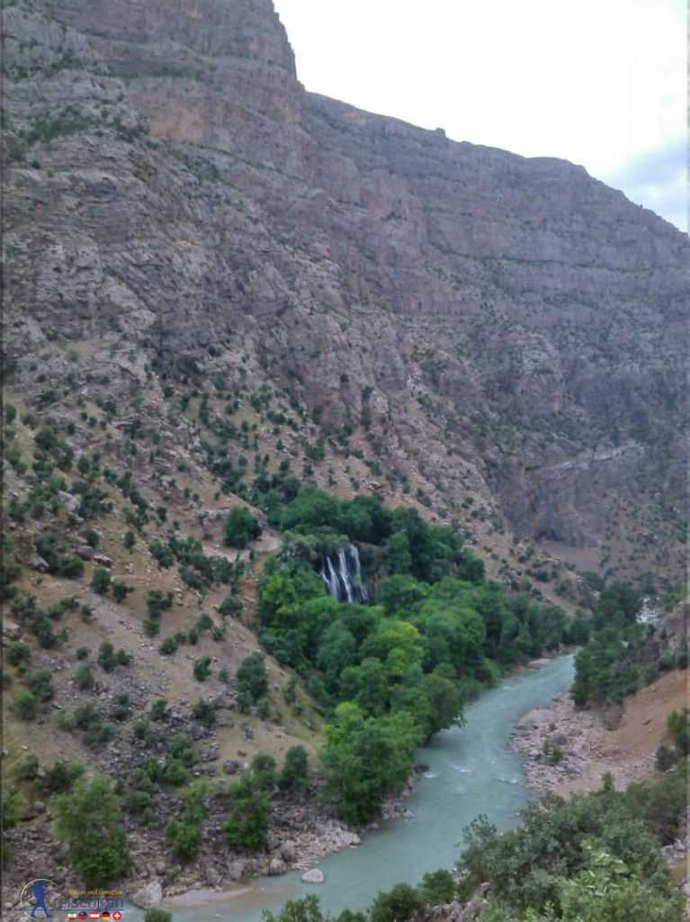 آبشار زردلیمه در کنار رودخانه