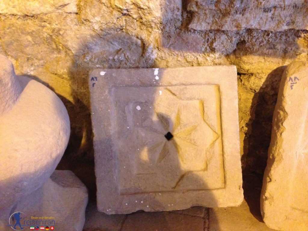 آثار رها شده در موزه تخت سلیمان