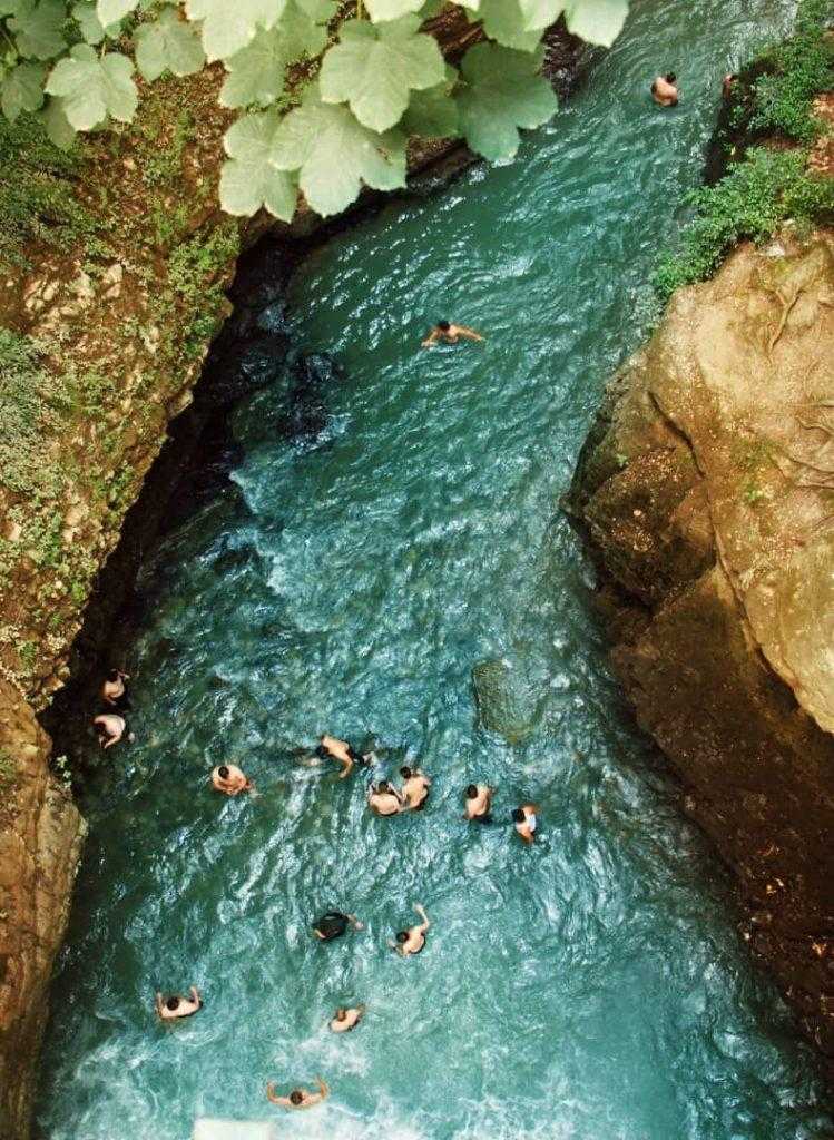 آبتنی در رود آبشار ویسادار