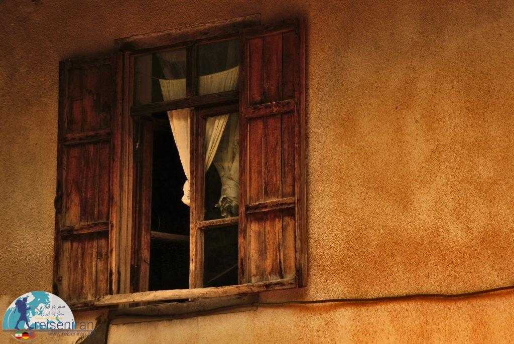 پنجره چوبی در جواهرده