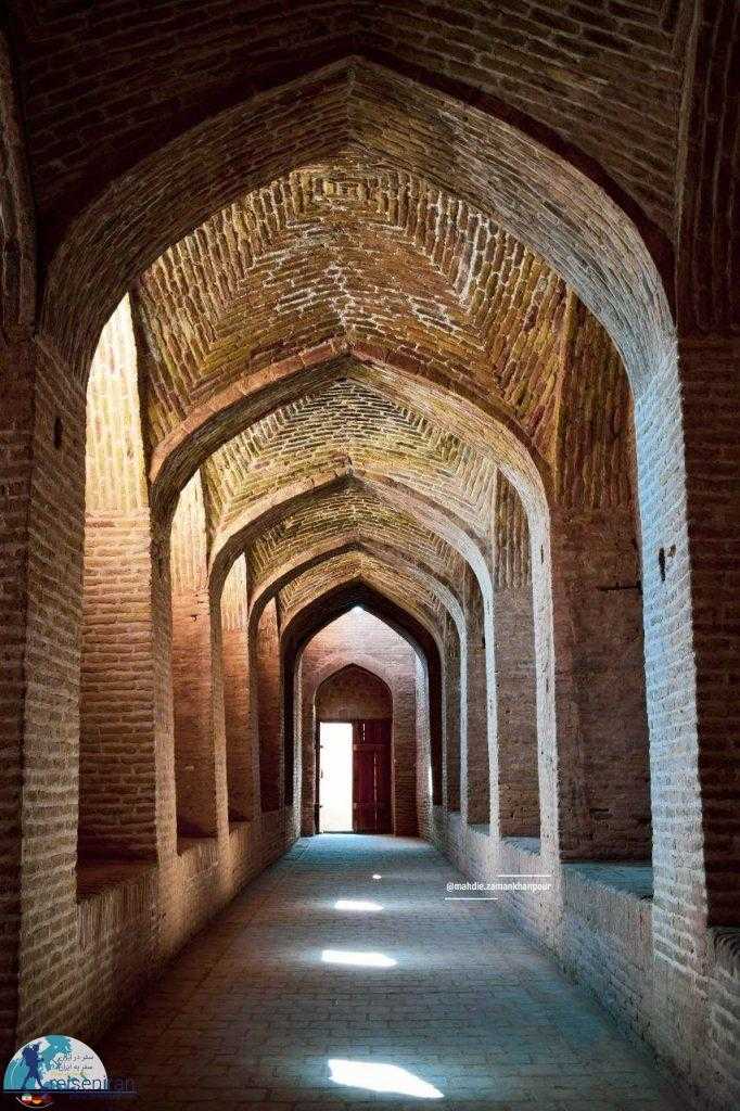 آجر چینی و راهرو مسجد جامع اردستان