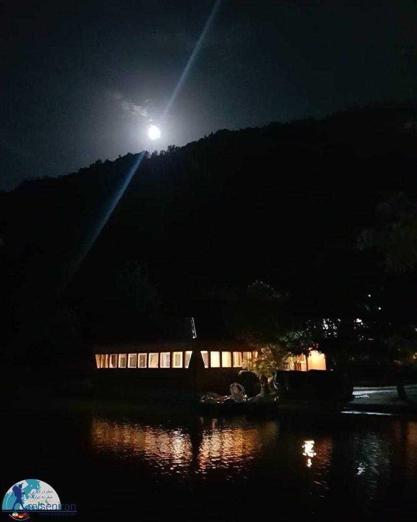 دریاچه قو در شب