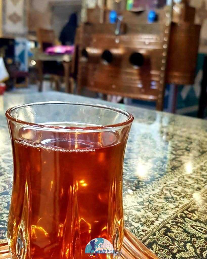 حس نوشیدن چای در فضای سنتی