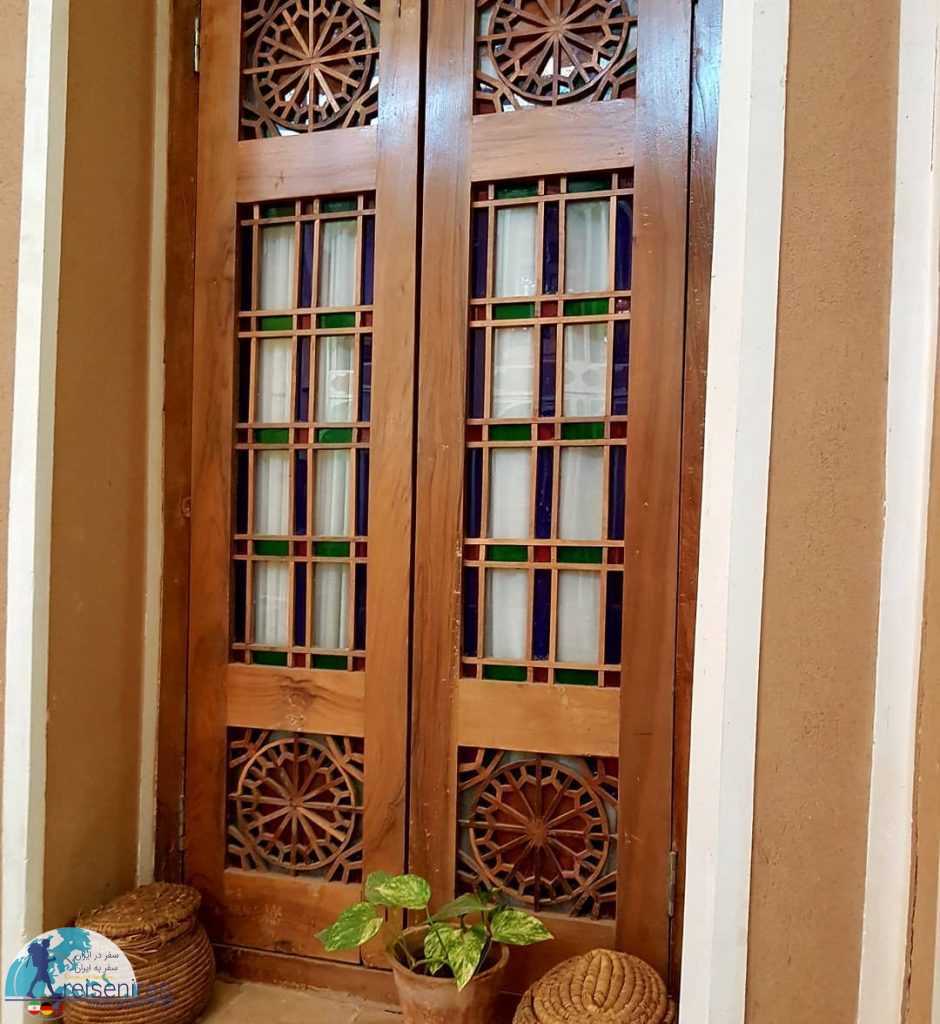 پنجره چوبی هتل فهادان