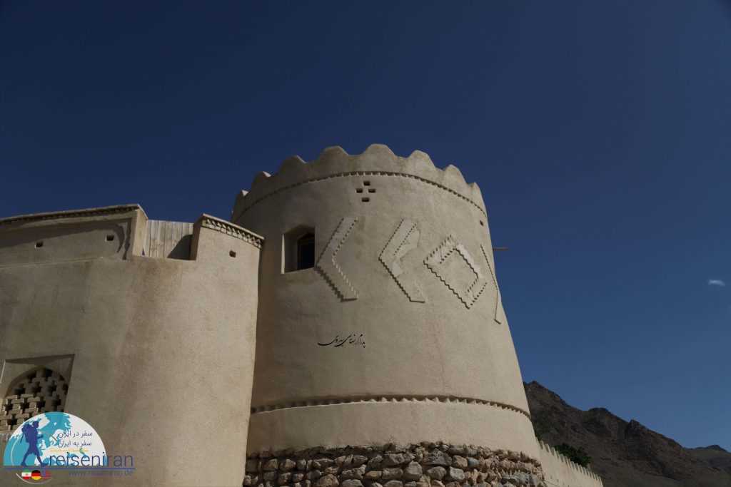 عکس بیرونی قلعه وانشان