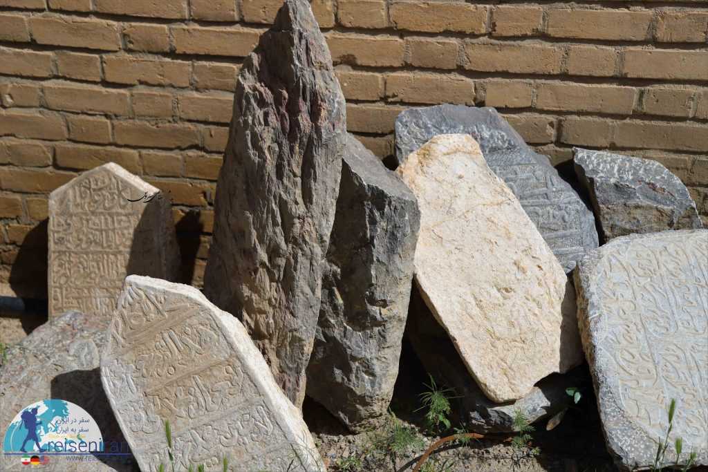 سنگ قبرهای رها شده در محیط امامزاده ابوالفتوح