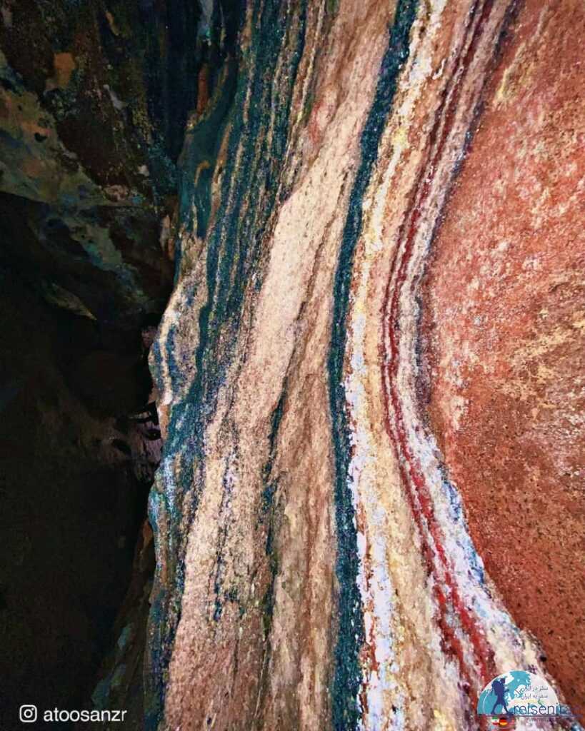 رنگ های مختلف در غار نمکی قشم