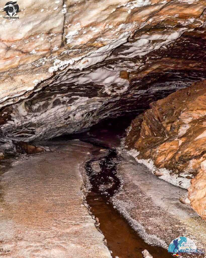 جریان آب در غار نمکدان