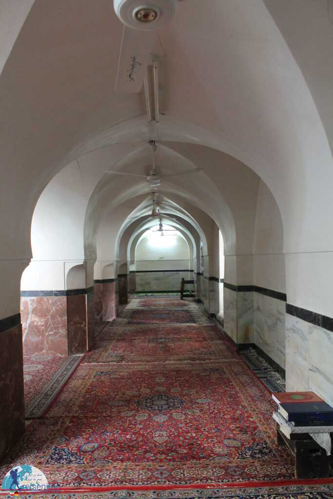 داخل مسجد زیرده