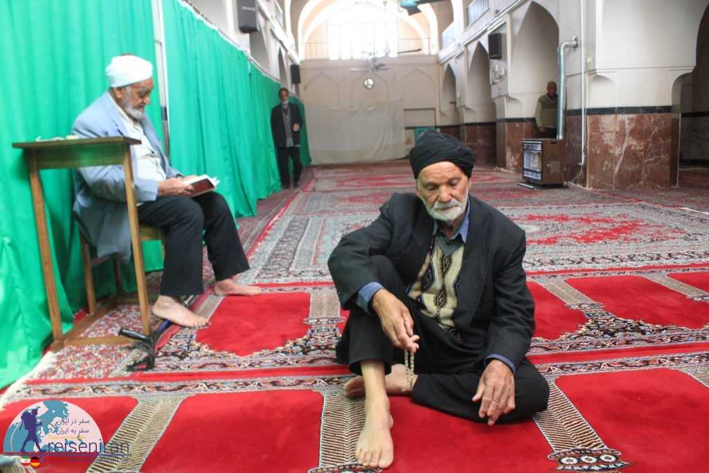 ریش سفیدان در مسجد زیرده