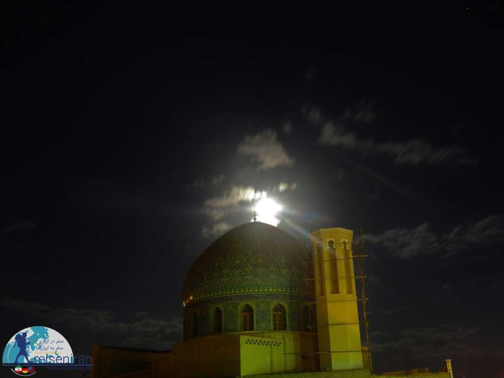 مسجد زیرده در شب