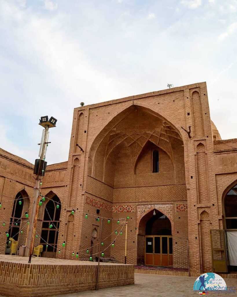 حیاط مسجد جامع زواره