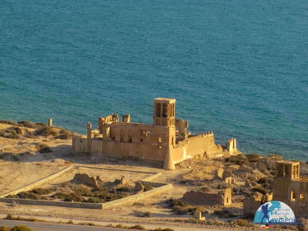بقایای کلات در کنار ساحل خلیج فارس