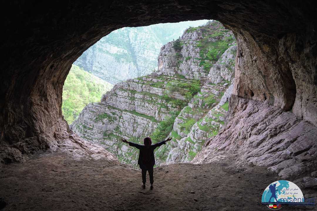 عکس های یادگاری در ورودی غار دربند رشی