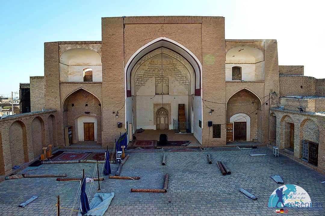 حیاط مسجد جامع سرایان