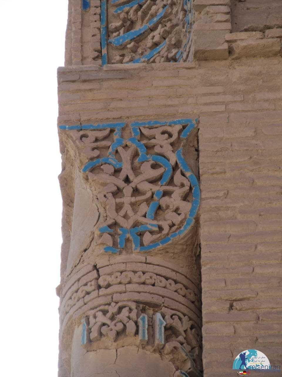 آجرکاری و لعاب های زیبای مسجد ملک زوزن