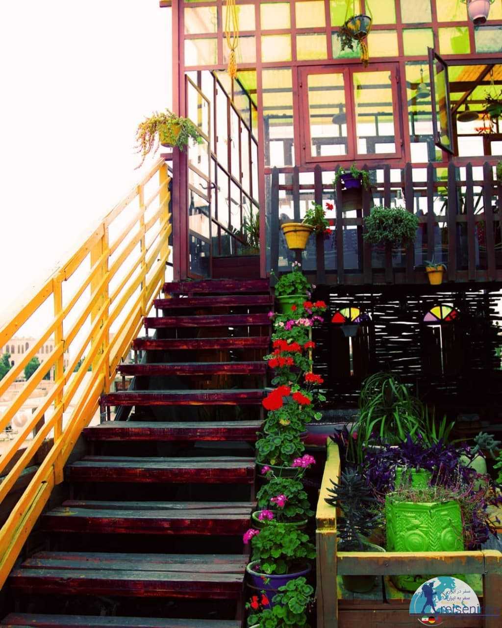 پله های کافه گلها بوشهر
