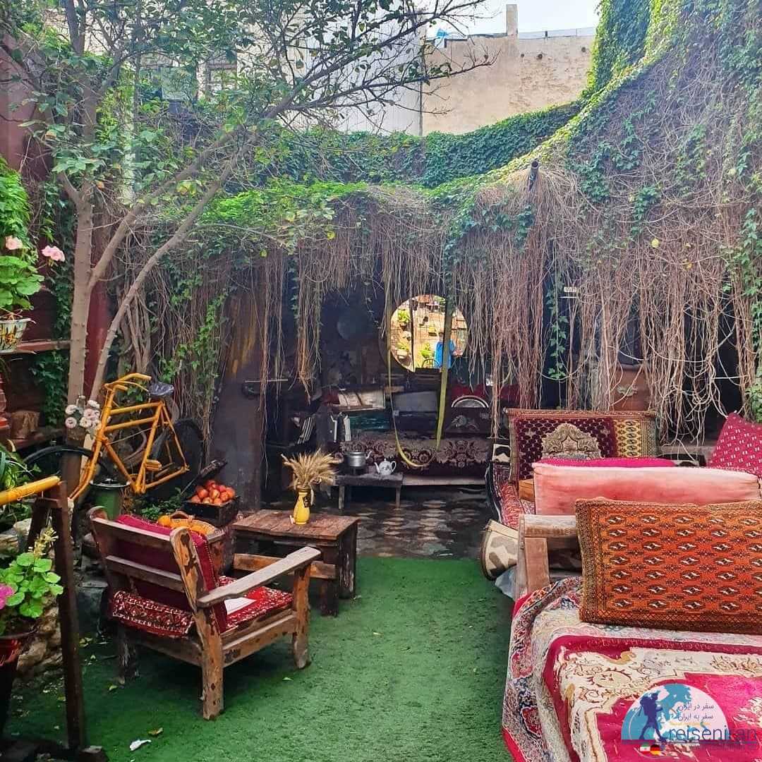 فضای سنتی کافه گلها بندر بوشهر