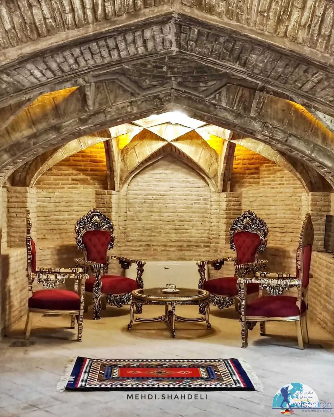 دمی استراحت در عمارت کاخ سرهنگ اصفهان