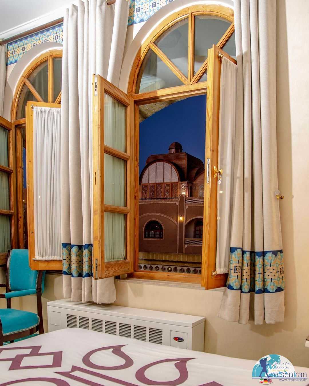 پنجره چوبی هتل داد شهر یزد