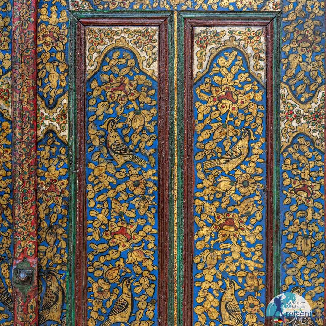 تزئینات مطلا کاری درب چوبی قدیمی موزه هنر ایران